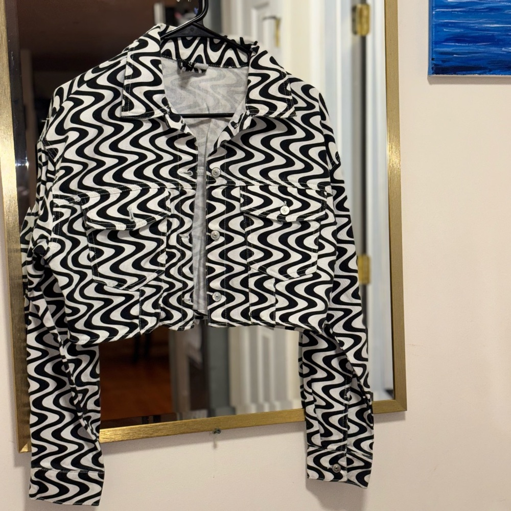 H&M Black and White Wavy Pattern Cropped Jacket - Picture 3 of 6